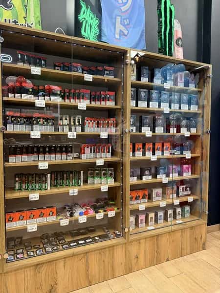 Wnętrze sklepu z e-papierosami LokiVape