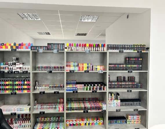 Wnętrze sklepu z e-papierosami LokiVape