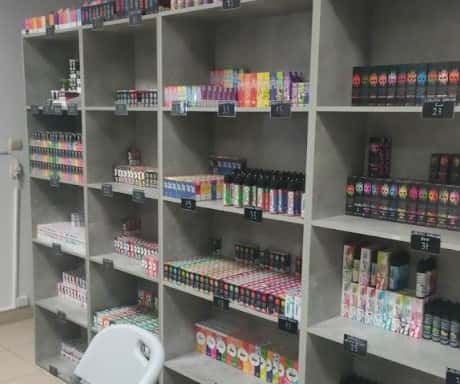 Wnętrze sklepu z e-papierosami LokiVape